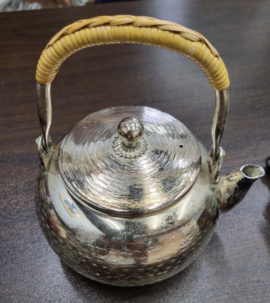 【捨てる前に見てほしい！】銀瓶・銀茶托の査定基準と高価買取のコツ──松山市で銀製の骨董品を売るなら【買取専門店 くらや 松山店】