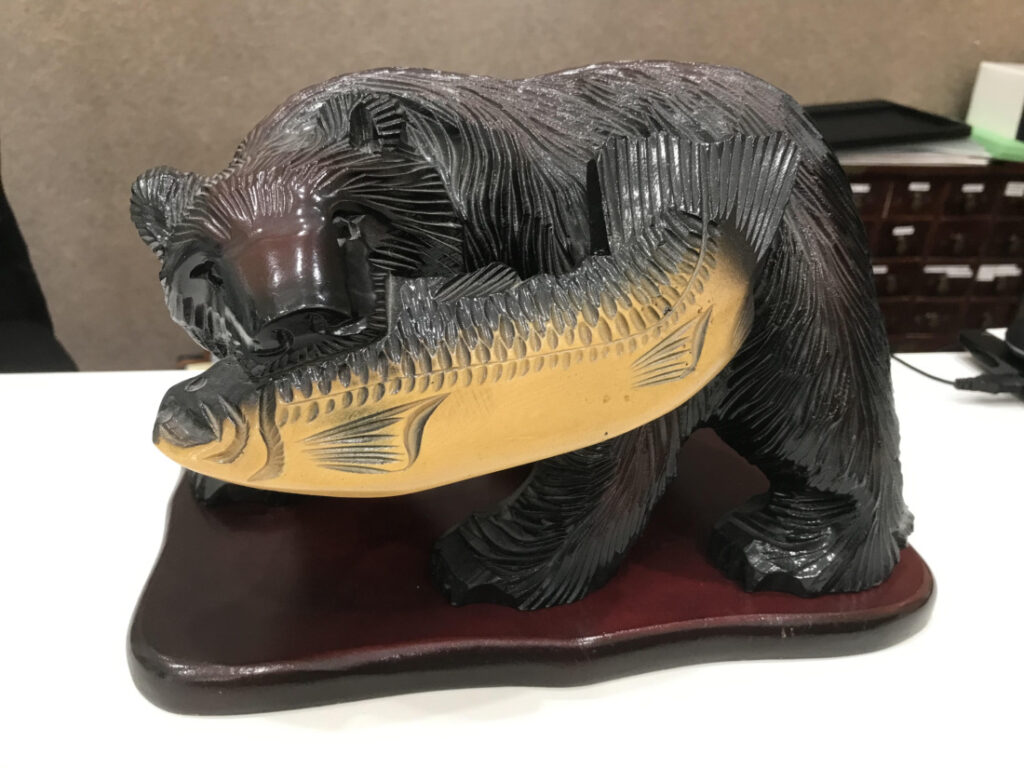 〈木彫りの熊〉など民芸品の買取は札幌市にある【買取専門店 くらや 札幌南店】にお任せください！