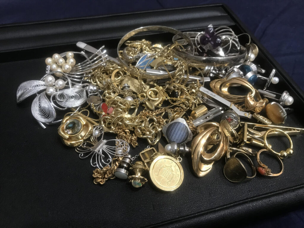 貴金属のアクセサリーだけではなく〈イミテーションのアクセサリー〉も買取強化中です！札幌市の【買取専門店 くらや 札幌南店】へ！