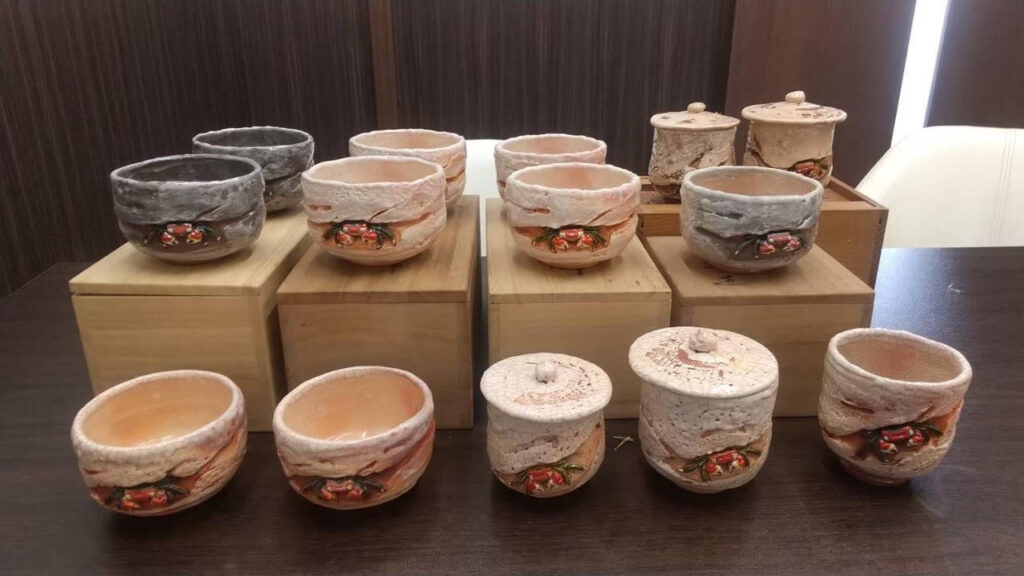 縁起物として愛される蟹モチーフ陶磁器｜二六焼・楽山焼・水月焼・砥部焼を徹底解説【買取専門店 くらや 松山店】