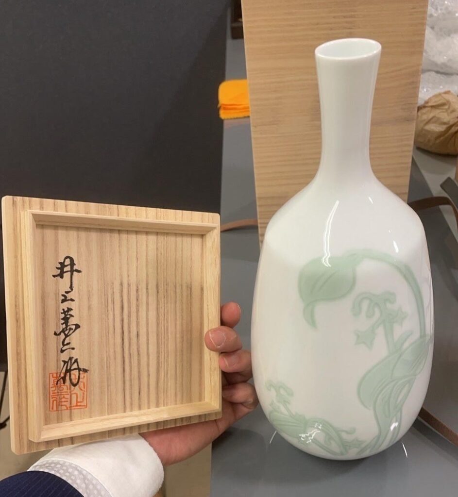 白磁の頂点に立つ男──人間国宝・井上萬二の世界と作品価値  井上萬二の買取は買取専門店 くらや 松山店へ