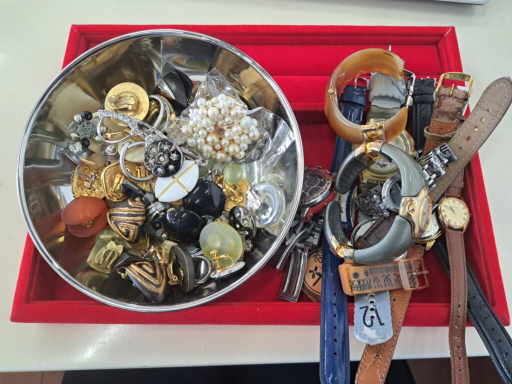 年末大掃除で出てきた“売れるかも”を見逃さない｜骨董・アクセサリー・小物まとめて査定｜買取専門店 くらや 松山店