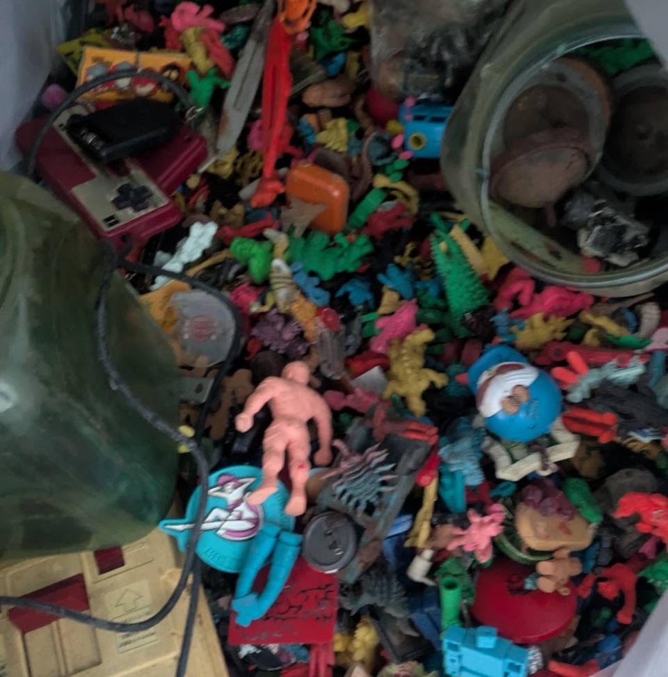 お家の片付け・引っ越し・実家の解体で出てきた昔懐かしいヒーロー玩具｜戦隊ヒーローのソフビ・変身ベルトは買取専門店 くらや 松山店へ