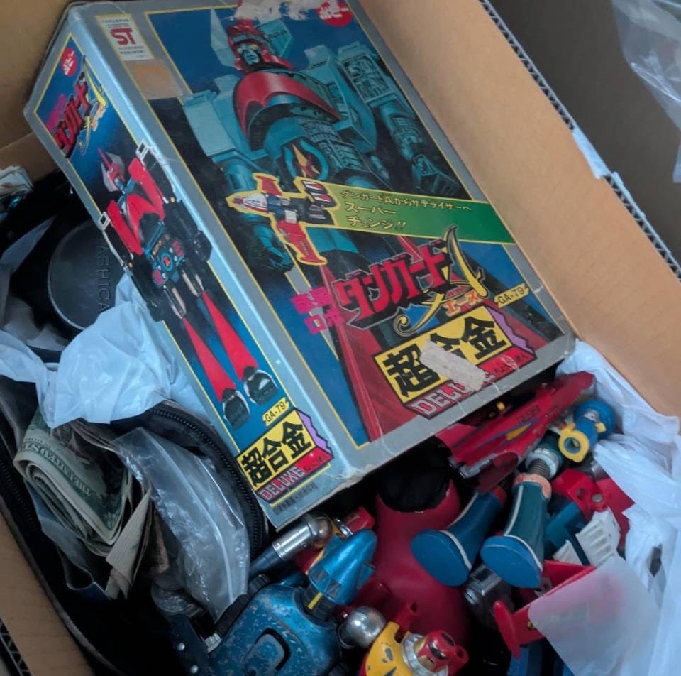 お家の片付け・引っ越し・実家の解体で出てきた昔懐かしいヒーロー玩具｜戦隊ヒーローのソフビ・変身ベルトは買取専門店 くらや 松山店へ