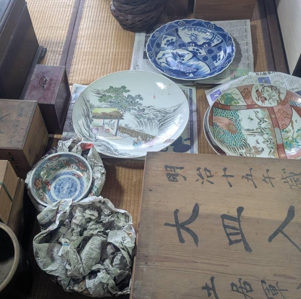実家の片付けで出てくる骨董品とは？掛軸・茶道具・日本刀など意外なお宝を解説【買取専門店 くらや 松山店】