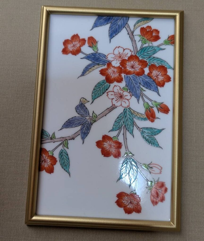 【伊予市へ出張買取】遺品整理で見つかった十四代酒井田柿右衛門の花瓶と陶額｜濁手の魅力と評価ポイントをご紹介｜買取専門店 くらや 松山店