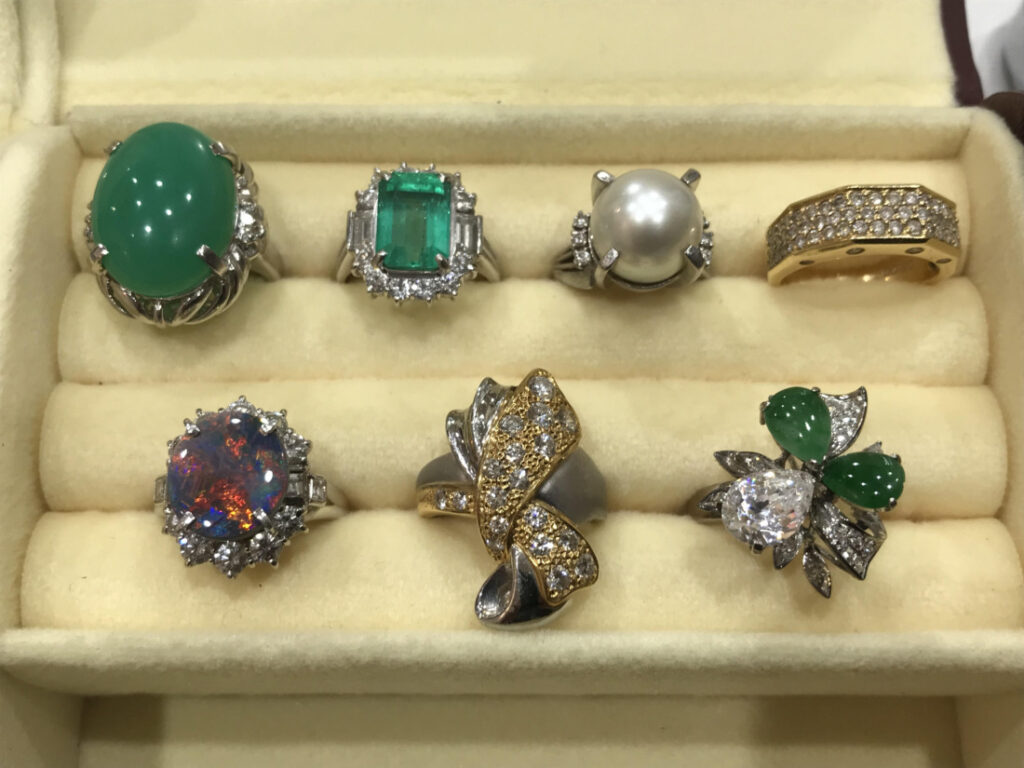 色石ジュエリー・宝石リングをまとめてお買取！エメラルド・サファイア・ダイヤモンドの査定なら札幌市【買取専門店 くらや 札幌南店】へ！