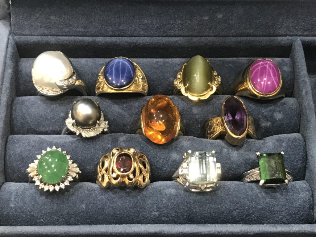 色石ジュエリー・宝石リングをまとめてお買取！エメラルド・サファイア・ダイヤモンドの査定なら札幌市【買取専門店 くらや 札幌南店】へ！